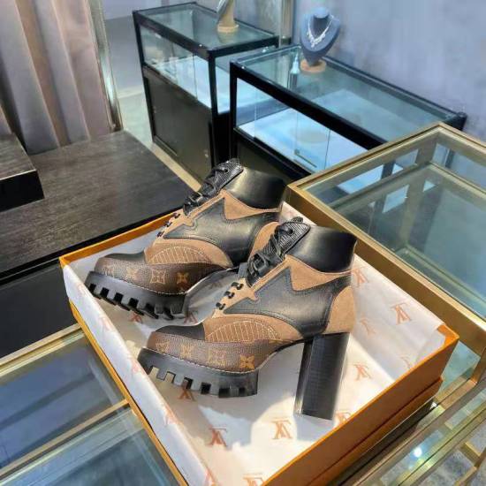On November 19, 2023, the exclusive counter synchronizes the high-end product quality of the Lv Louis Vuitton high-heeled Martin boots market, and is a popular model with repeated out of stock purchases. The colorful decorations are based on antique lugga