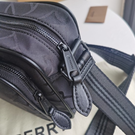 On March 9, 2024, the original order P550 Burberry New Men's Camera Bag is a super popular camera bag that distinguishes all black bags from the dullness. The dark pattern design appropriately enhances the overall artistic sense. Size: 28 * 15 * 9cm Decor