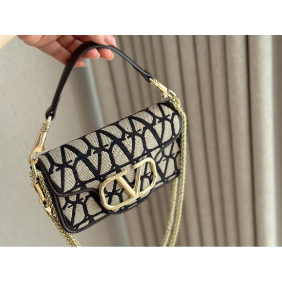 On November 10, 2023, with a box size of 20 * 12cm, Valentino Versatile Loco Stick Bag comes with various floral dresses for spring and summer, all of which are perfect. With a handbag, handbag, underarm bag, and crossbody bag, a single Loco can completel