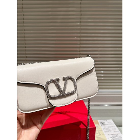On November 10, 2023, the original P210 diamond buckle gift box packaging Valentino | Star Diamond Loco handbag is stunning. The Valentino 23 series still features the Loco handbag as the main character, featuring a mini bag shape and chain shoulder strap