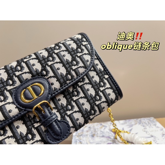 2023.10.07 P180 folding box ⚠️ Size 21.11 Dior Chain Envelope Bag Bobby Series Woc Chain Bag Classic Oblique is crafted with classic Oblique vintage fabric and features a signature letter buckle, which is both fashionable and elegant. The bag is designed 