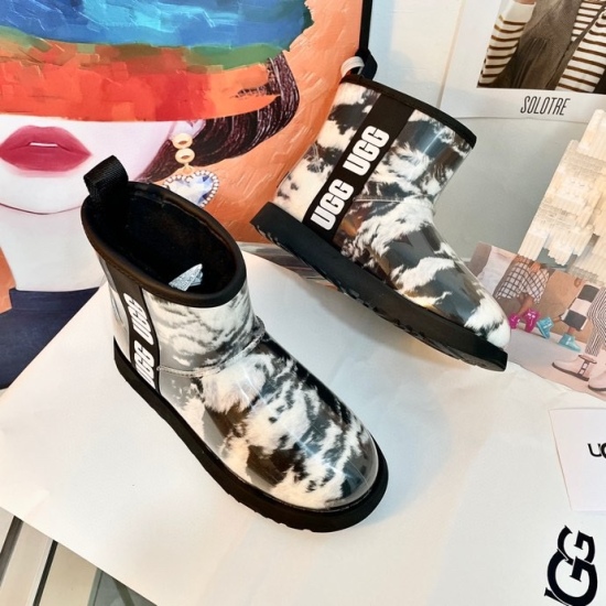 On September 29, 2023, P250UGG, the same model of snow boots as Zhou Dongyu, was released on the official website. The highest version of the wide version of the snow boots was released on the same film. After nearly three months of exclusive mold develop