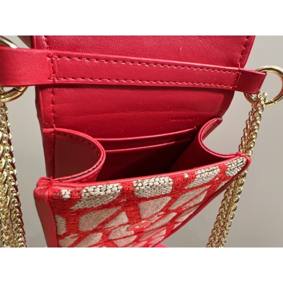 2023.11.10 P170 box matching ⚠ The size 10.18 Valentino phone bag is free to follow, modern and retro, with a sense of sophistication. The slender chain makes it more agile at first glance, rejecting the monotony of style and easily attracting attention.