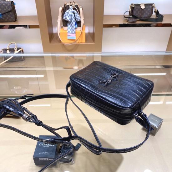 On October 18, 2023, the P195 Ysl Saint Laurent Square Fat Boy Mini Postman Bag has a cute four square shape and a considerable capacity. The internal design is also very reasonable. The bag is made of calf leather, which is resistant to roughness and has