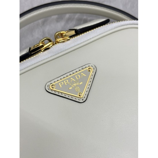On March 12, 2024, the original 830 special grade 950 new 1BH203 camera bag, this mini handbag is made of calf leather and inner sheepskin to inject vitality. Featuring a multifunctional structured design, it can be carried by hand or with detachable shou