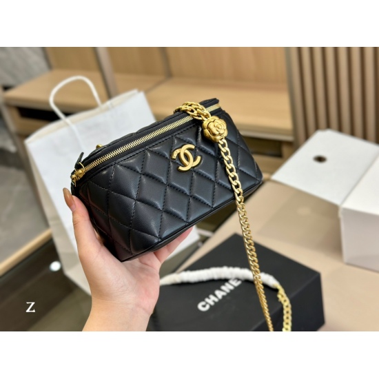 On October 13, 2023, 220 comes with a folding box and an upgraded airplane box. Size: 17.10cm. Chanel portable makeup small box can be opened on the street for makeup repair and closed for awkward styling