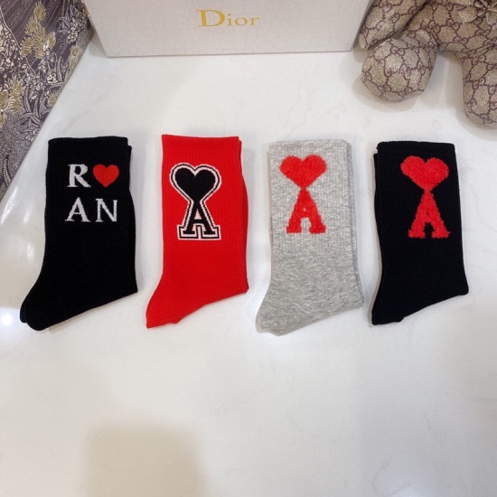 2024.01.22 Dior New Classic Mid Length Peach Heart ♥️ Pile up socks and socks! A box of four pairs, synchronized stockings and socks at the counter, a must-have for trendsetters and a great match for big brands on the street