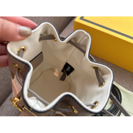 2023.10.26 200 Box Size: 12.5 * 18cm Popular Essential Item Fendi Bucket Bag High Quality Original Details Hardware Configuration ✅ Long shoulder straps! Fendi vintage mini bucket bag that completely doesn't pick and match! Capacity and appearance are all