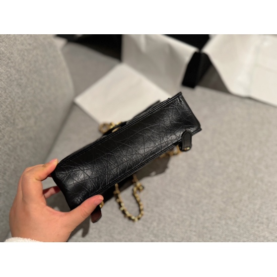 250 box size: 22 * 17cm, boasted Chanel postman shoulders!! I was really amazed! Xiaoxiang's medieval shoulders! Hands on shoulders! Great love! No matter how you carry it, it looks good!