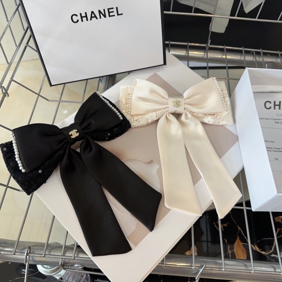 220240401 P 60 comes with packaging box Chanel's latest popular spring hairpin, super beautiful! A socialite with a charming demeanor, a must-have for little fairies