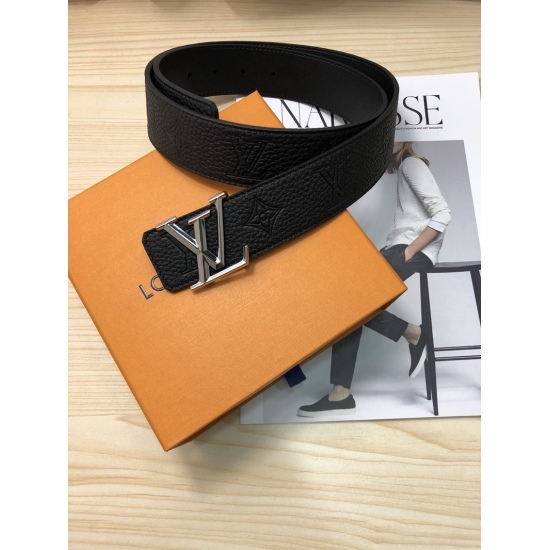 On December 14, 2023, a complete set of gift box packaging will be provided at the delivery counter. Lv: Original single and double-sided top layer cowhide leather belt. This calf leather material is made of natural calf leather paired with Louis Vuitton'
