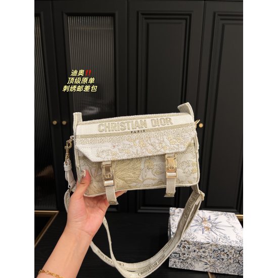 2023.10.07 P295 folding box ⚠ Size 23.13 Dior camp postman bag, love it! Dior's small size Dior camp is really super love, it's like killing both men and women! My favorite thing is the gold buckle design and this shoulder strap. The thickness of the shou