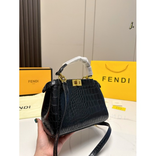 2023.10.26 P210 (Folding Box) size: 2318FENDI New Peekaboo Crossbody Bag with Crocodile Leather, Soft Hand Feel, and Metal Fasteners for a More Advanced Overall ❗ The space is very large, and the front and rear layers are designed to fit into a bag with a