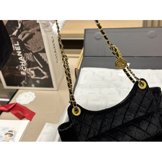 On October 13, 2023, 245 comes with a foldable box and airplane box size: 22 * 16cm # Chanel 23C hippie hobo new product 23C series is really amazing. This popular Tmall Genie is really beautiful, commonly known as a cowhorn bag, which has a design sense.