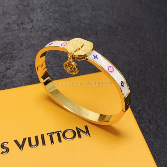 On July 23, 2023, the new product's original LV letter hanging bracelet Louis Vuitton counter is made of consistent materials and is popular. The shipping design is unique and retro and avant-garde. The 14K Precision Color Preservation Edition of the brac