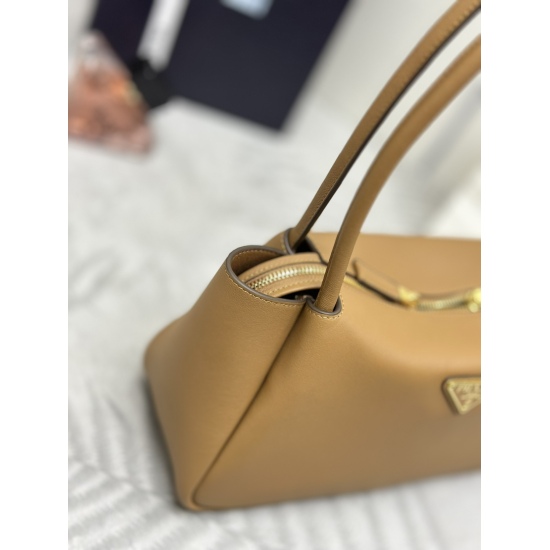 2024.03.12 P890. The new 1BA444 shoulder and back model has arrived. This shoulder and back model is made of calf leather with imported sheepskin and top-notch hardware. It can be carried by hand or carried on the shoulder, with 2 compartments inside, pro