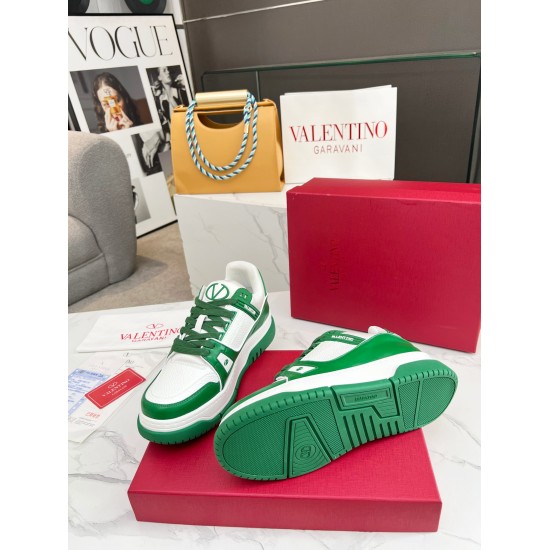 On November 17, 2024, 2023, the latest runway show Valentino Valentino Couples Limited Collection casual sports couple style has a stunning appearance, and each color is huge and beautiful! A must-have item for trendsetters, original custom-made imported 