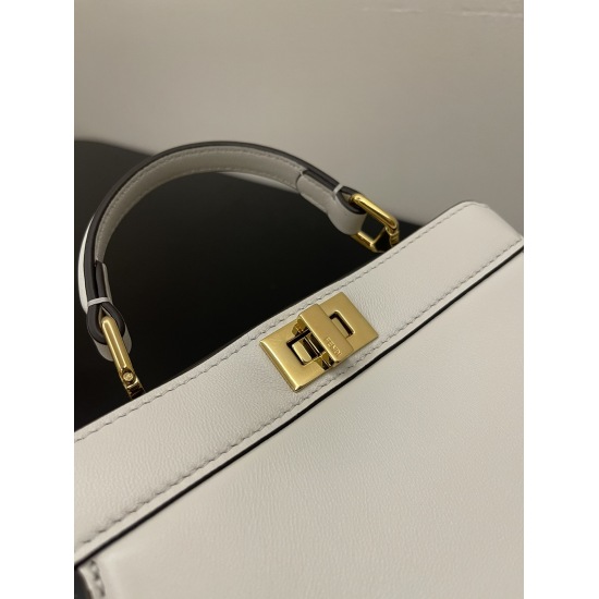 On March 7, 2024, the original 910 special grade 1030 white small FEND1 Peekaboo ISeeU Petite bag has a classic shape that changes with the hidden design of each season. It has an aura and a sense of luxury, and will not go out of style after many years o