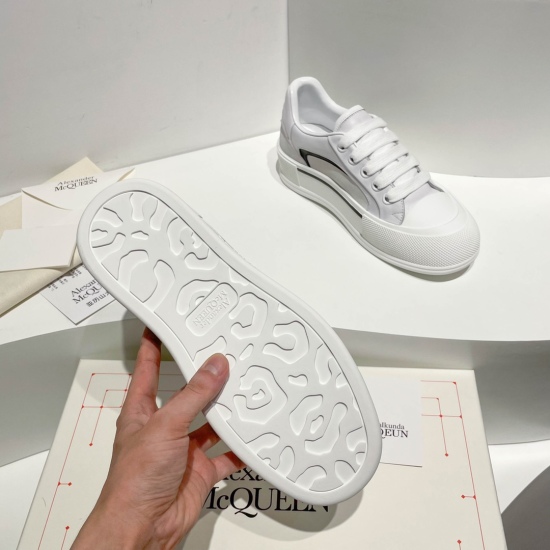 2024.01.05 AIexpanderMcQUEEN ✅ Certified McQueen [New Edition] Thick soled sneakers for early spring 2023, featuring a small white shoe with an inner raised thick soled sneaker. The latest collection is synchronized with the latest cabinet, featuring a ru