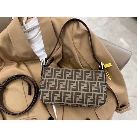2023.10.26 180 box size: 26 * 14cm Fendi underarm bag is really perfect! Small and cute enough to hold your phone! Love, love! Handheld armpit crossbody