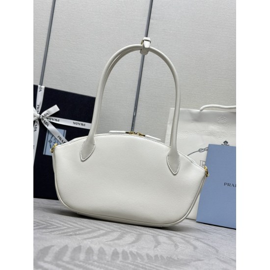 On March 12, 2024, the original 830 special grade 950 new model launched 151BA427, featuring a long handle small dumpling bag and a SOFT CALF zippered handbag. The elegant geometric lines outline the exquisite silhouette of this handbag, winding and relea