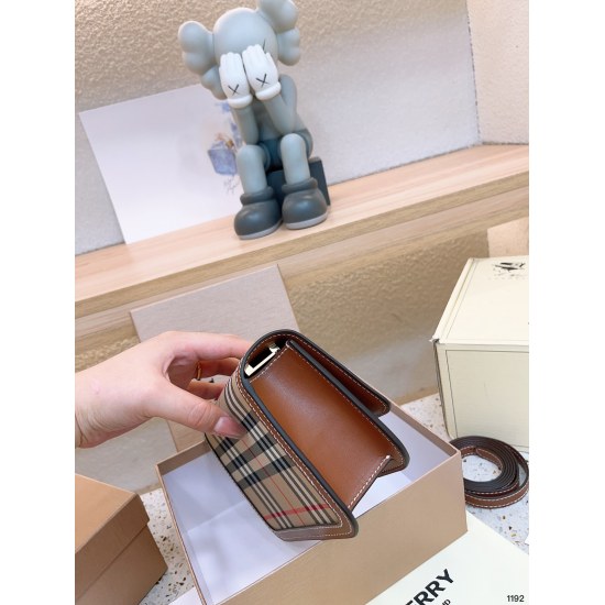 2023.11.17 P185 Gift Box Packaging Burberry Postman Bag~Vintage Plaid Splice~I have been struggling to buy mini or small size before, but upon receiving it, I found the small size to be very suitable and the shoulder strap wouldn't be too long~Moreover, t