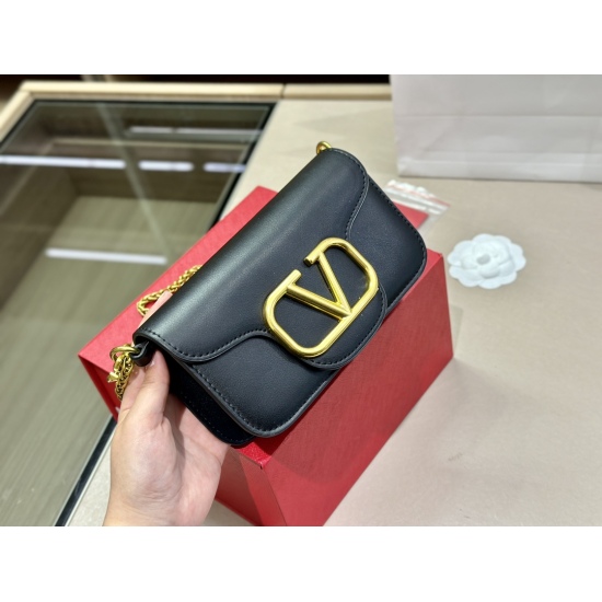 2023.11.10 195 box size: 20.11cm Valentino new product! Who can refuse Bling Bling bags, small dresses with various flowers in spring and summer~It's completely fine~