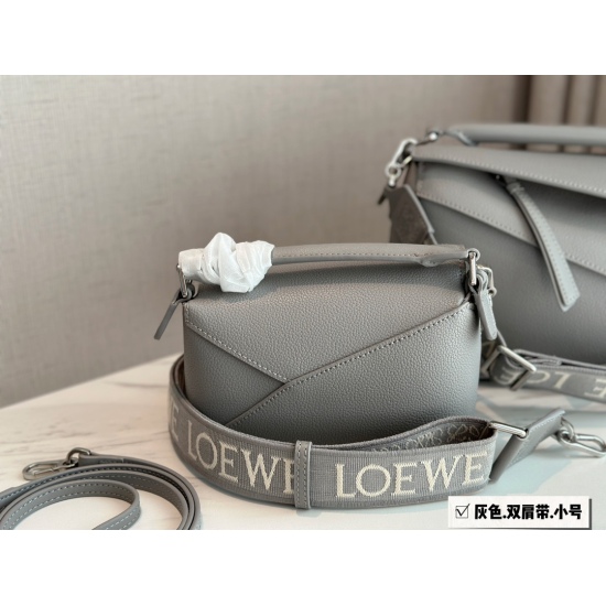 2023.09.03 275 305 box size: 18 * 11cm (small) 24 * 15cm (large) loewe geometry package puzzle is truly something that cannot be missed, ⚠️ Cowhide quality! Hold it completely! Feeling so good! Geometry package! Luo Yiwei | A Perfect Shoulder Strap