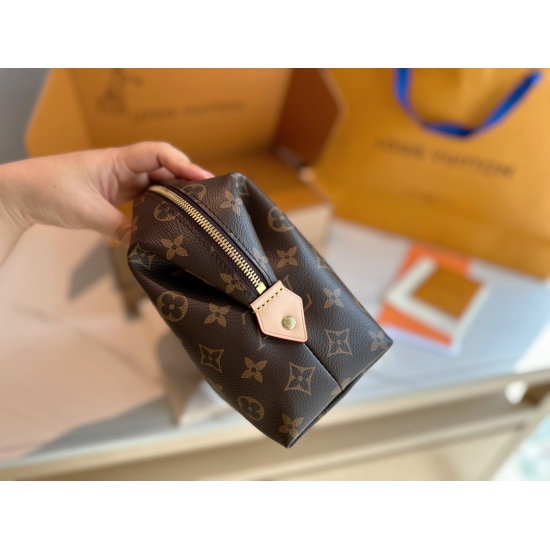 2023.10.1 200 Folding Gift Box (Without Aircraft Box) Size: 27 * 17cm Super Convenient! All cosmetics are packed together... L Home Nice Makeup Bag paired with a chain shoulder strap! Cross arm: Hand held under the armpit! Search Lv Makeup Bag