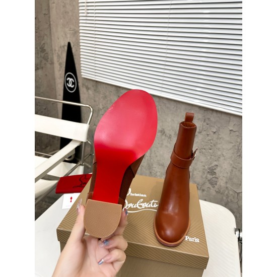 20240403 P325 yuan: Christian Louboutin (CL) will launch a new heavyweight thick heeled boots in 2022, made of shiny calf leather material. Side eye-catching embellishment with elastic gold plated Christian Louboutin (CL) logo design, with a height of 6 i