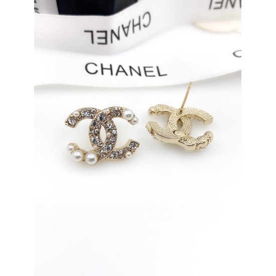 20240413 p65 CHANEL Xiaoxiang New Double C Half Pearl Half Diamond Earrings, High end Quality, Same Material in the Counter, True Brass, Ion Electroplated, 925 Silver Needle, Exclusive Actual Photo ‼ Exquisite and delicate craftsmanship, the heavy-duty ve