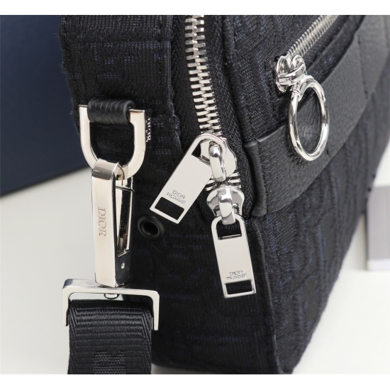 20231126 520 counter genuine products available for sale [Top quality original order] Dior Men's Homme Camera Crossbody Bag Model: 1SFPO101 (denim fabric) Size: 22 * 15 * 5cm Physical photo taken, same as the goods, heavy gold genuine plate making and rep
