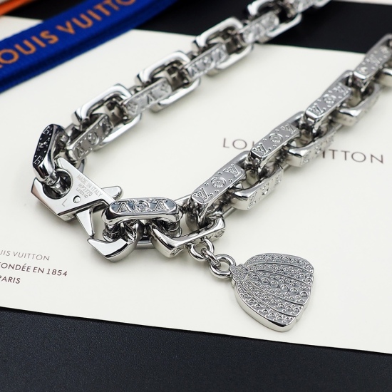 2023.07.11  Lvjia LV x YK Paradise Chain Necklace Interpret the pumpkin image of Louis Vuitton x Yayoi Kusama cooperation series. The rectangular metal chain link is engraved with a Monogram pattern, and the enamel structure depicts the artist's iconic pu
