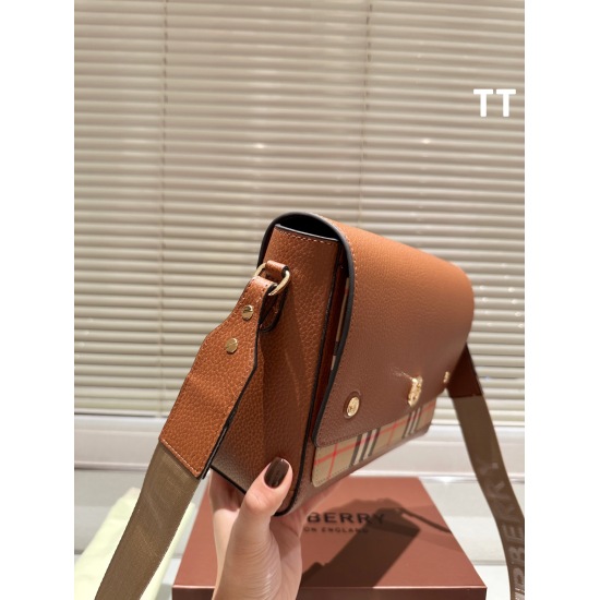 2023.11.17 P215 Autumn's First Bag | The Burberry handbag is indeed the most suitable for autumn. It can be carried and shouldered, with a super large capacity. The entire bag is square, retro and cute, perfect for autumn. Not only does it require milk te