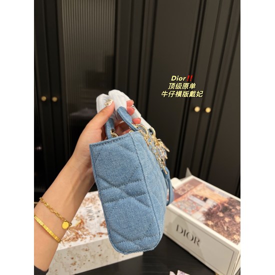 October 7th, 2023 ✅ Top grade original P275 complete packaging ⚠️ The size 26.15 Dior denim horizontal version of the princess is more and more beloved as you look at it. The Dior D-Joy horizontal version of the princess, as well as the Dior Human Grass P