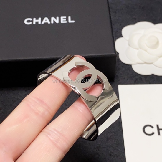 On July 23, 2023, the new Chanel Chanel Double C Wide Edition Bracelet is made of ultra heavy BLING, with a perfect color combination. The high-end precision steel material is not allergic and fades. One to one exquisite craftsmanship, a classic and ultim