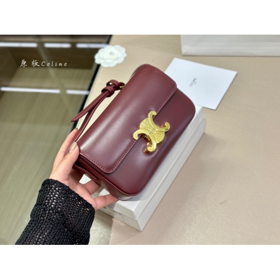 On March 30, 2023, 215 comes with a box CELIN.Triomphe Sailing's latest triumphal arch armpit bag, with a rectangular outline and a retro feel. Whatever you wear, this bag is high-end style. Size: 20.10cm