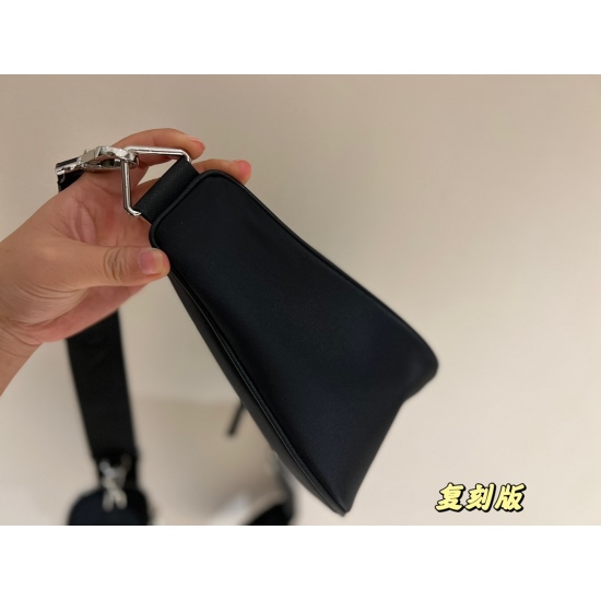 2023.11.06 200 box size: 28 (top width) * 14.5cmprad hobo triangular bag for men! High version! Three piece configuration! The design is super convenient and comfortable!