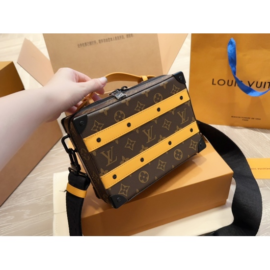 2023.10.1 Reprint Cowhide P260LV HANDLE SOFT TRUNK Small Box 3-5XX Fish LV Louis Vuitton 23 HANDLE SOFT TRUNK Handbags, but they are definitely your dream choice! It has the classic Monogram pattern of LV, paired with a soft leather handle, presenting a f