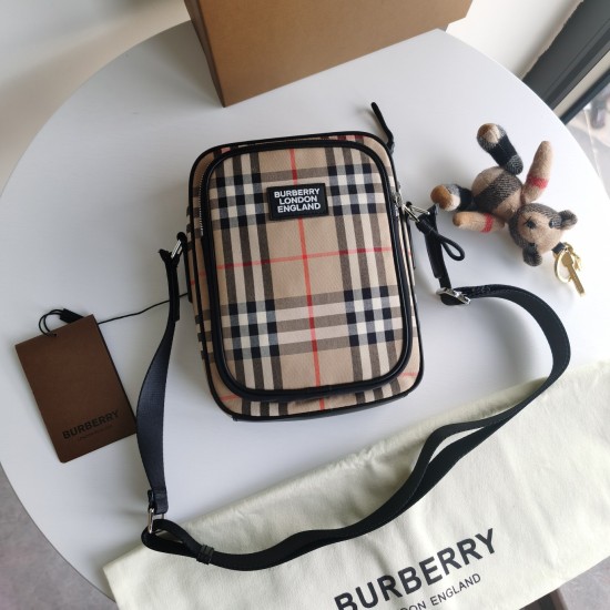On March 9, 2024, the original P530 Burberry exquisite diagonal backpack features Vintage vintage plaid and cotton cut pieces, paired with smooth leather trim. Designed with adjustable mesh nylon straps, creating a sloping back shape. Style number: 802338