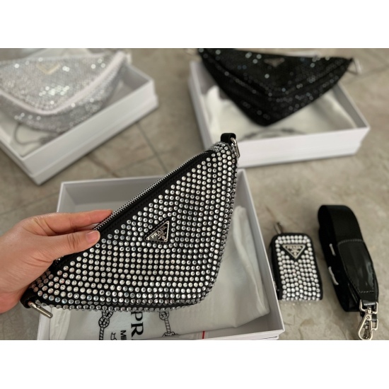 2023.11.06 215 box size: top width 25 * 13cmprad. Crystal triangle bag with wide shoulder strap ➕ Zero wallet! This fully drilled pit bag, although small, has a large capacity! Enough for daily use~Various party banquets!