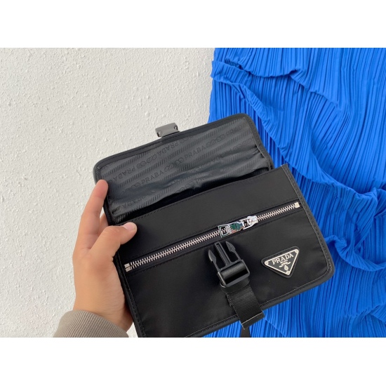 On November 6, 2023, P150 Prada Men's Canvas One Shoulder Crossbody Bag The Messenger Bag features exquisite inlay craftsmanship, classic and versatile physical photography, original factory fabric, high-end quality delivery, small ticket dust bag, 23 x 1