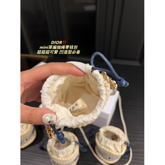 2023.10.07 P140 box matching ⚠️ Size 7.7 Diomini Grass Woven Drawstring Zero Wallet, the entire design is full of girlish hearts, and it is a must-have for cute outfits!!!