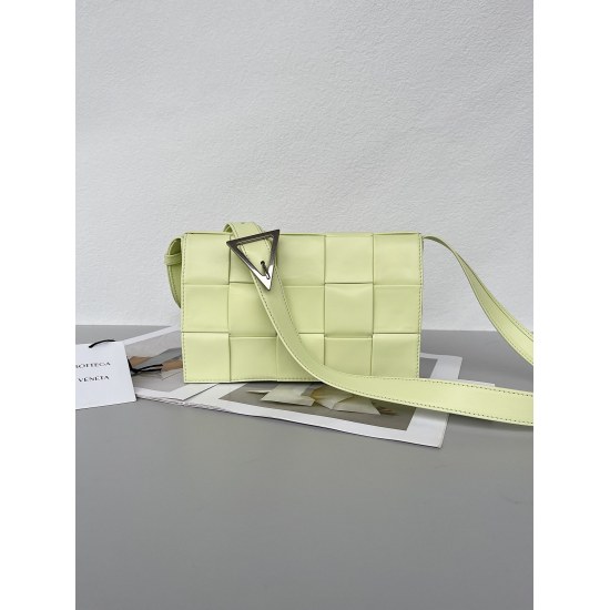 On 20240328, the original order 910, special grade 1030, is out of stock with a new color~washed lemon yellow - the new Cassette is truly suitable for both men and women. The leather surface has been changed from lamb to oil wax calf leather, with a high 