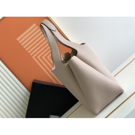 March 12, 2024 P870 ✨ New product launch ✨ The latest water bucket bag is popular worldwide, and P's water bucket bag has added new members. The soft and delicate calf leather underarm bag is equipped with double handles on the inside and outside and a si
