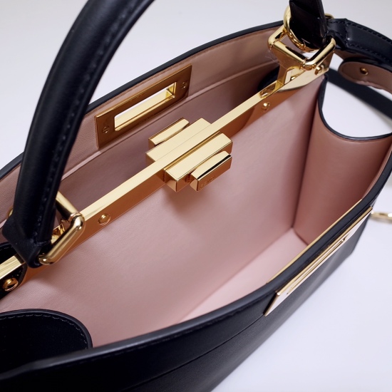 2024/03/07 1450 [FENDI Fendi] New Iconic Peekaboo I See U Horizontal Design Handbag, made of imported leather material, adorned with classic twist locks on both sides, soft pink Nappa leather lining, two compartments separated by hard partitions, equipped