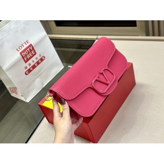 2023.11.10 195 box size: 27.15cm Valentino new product! Who can refuse Bling Bling bags, small dresses with various flowers in spring and summer~It's completely fine~