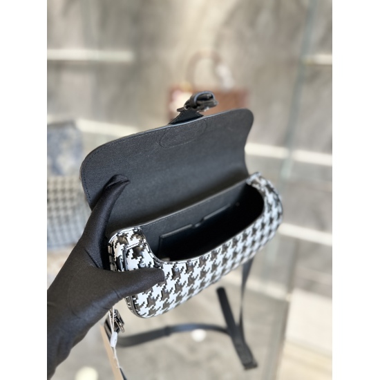 On October 7th, 2023, the original cowhide p260DIOR is easy to open and hang! New. The new underarm bag is very fashionable+ NEW Dior's new autumn and winter Dior Bobby East-West bag has a high appearance. The retro style Bobby has transformed into a narr