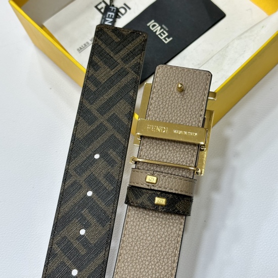 FENDI (Fendi) counter with the same double loop front and back, with a belt and FF button buckle. Brown Cuoio Romano leather material on the back fabric with tobacco yellow and black FF patterns, black enamel metal finish, fashionable, classic, and versat