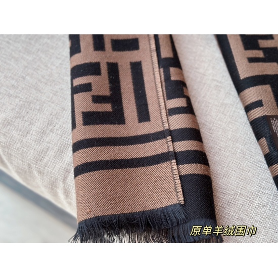 2023.10.26 190 box (original order) size: 35 * 180cm Fendi original single sided scarf This winter is a caramel flavored cashmere scarf with a soft and warm feel, which has a very good tone. yyds is real